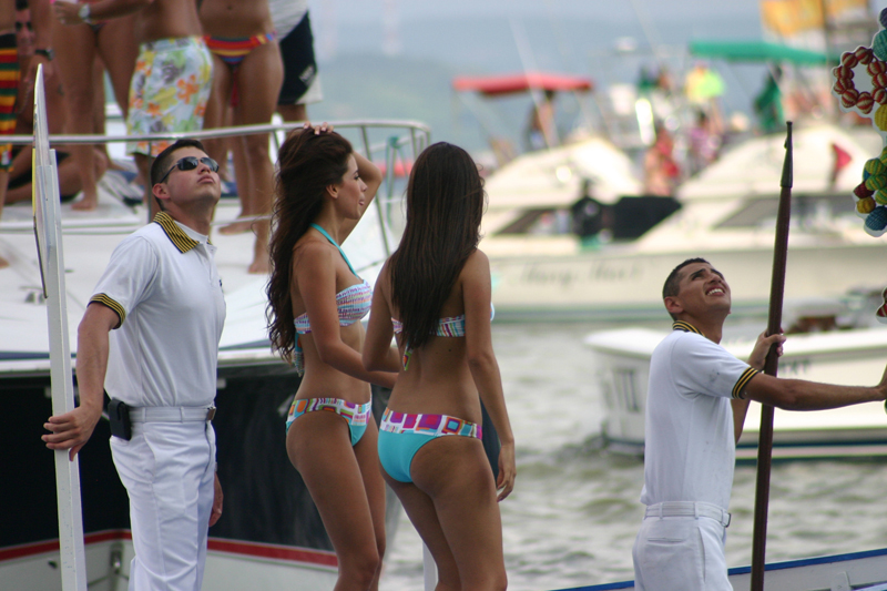 miss-colombia-parade-on the water
